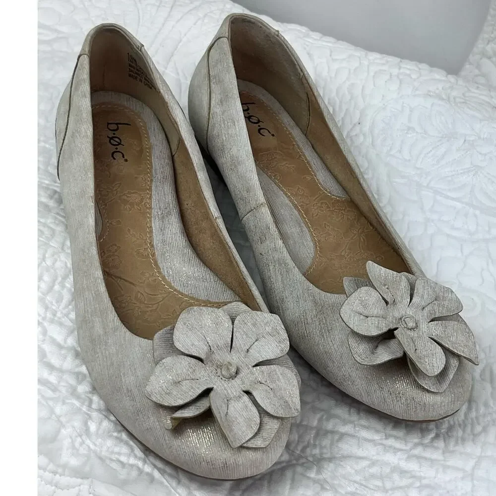 BOC Born Women 10 Gold/White Faux Leather Loafer Flower Adornment Summer Shoe